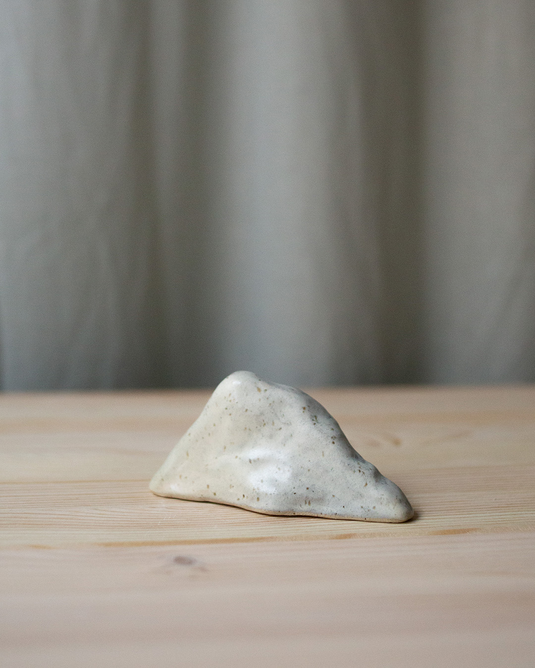 Slumrande sten I by Emelie Zetterberg