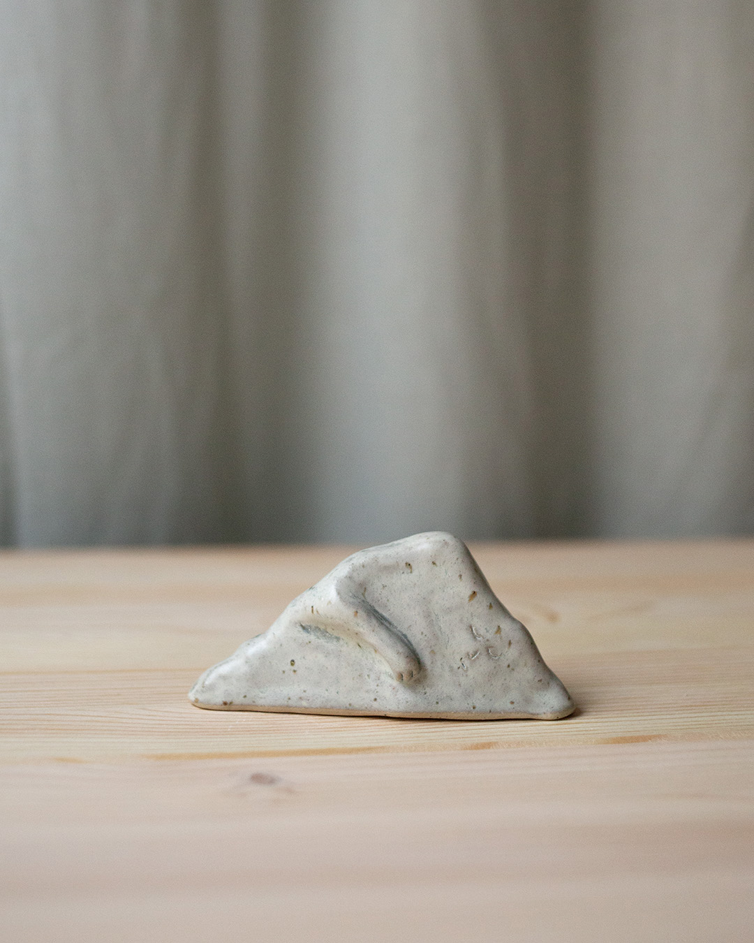 Slumrande sten I by Emelie Zetterberg